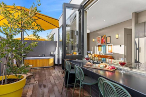 Yellow Pots Apartment C, Luxurious Outdoor Bath
